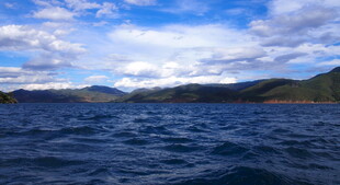 广阔海面与远处山峦风景