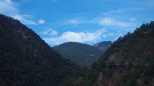 山间美景 蓝天白云映青山