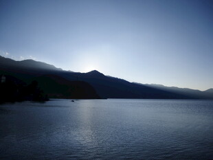 宁静湖畔的日出美景