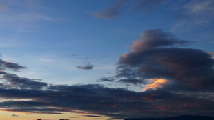 黄昏时分的绚烂天空