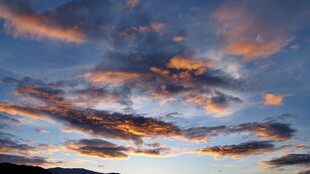 绚丽晚霞中的多彩云朵