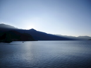 宁静湖面与远处山峦美景