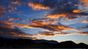 绚丽晚霞映照天际