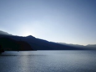 湖畔远山的静谧黄昏景色