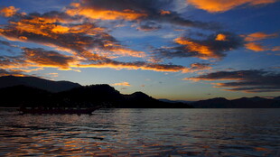 湖畔绚丽晚霞美景