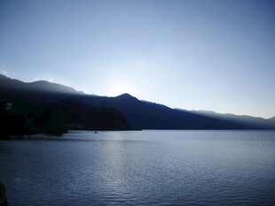 宁静湖畔的远山美景