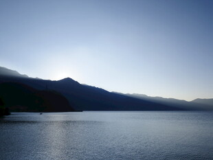 湖畔暮色中的山水景致