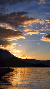 夕阳下波光粼粼的宁静湖面