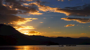 夕阳下的山水美景