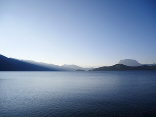 宁静湖面与远处山峦