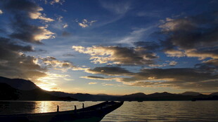 黄昏下的海面与孤舟