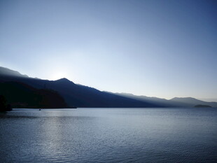 宁静湖景与远处山峦