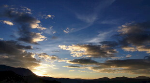 夕阳下的山峦与绚丽云景