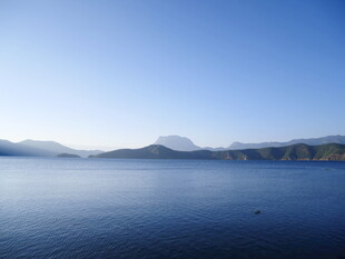 宁静湖面与远处山峦美景
