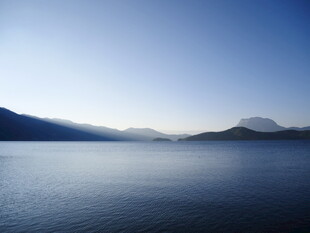 宁静湖面与远处山峦美景