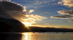 夕阳下的湖面美丽景致