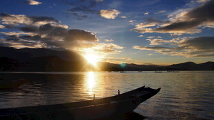 夕阳下湖面的孤舟美景