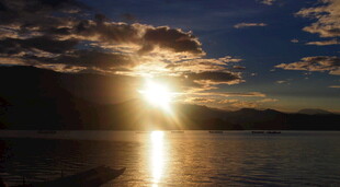 夕阳下波光粼粼的湖面