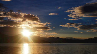夕阳下的湖面美景