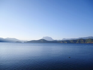宁静湖景与远处山峦