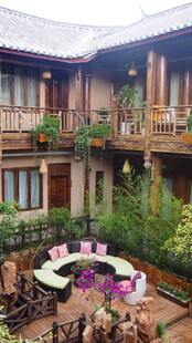 庭院内景 雅致桌椅花卉布置