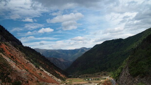 山间美景 蓝天白云映山峦
