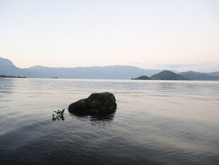 湖畔孤石 静谧山水景致