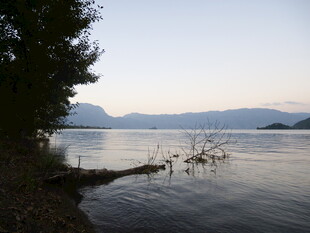 湖畔黄昏景 静谧自然美