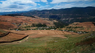 壮丽山间田园风光