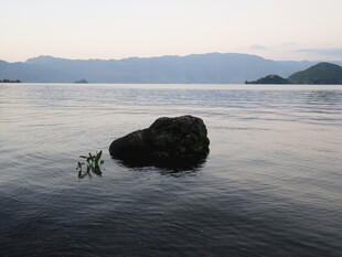 湖中小石 静谧山水景致