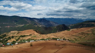 山间开阔田园风光美景
