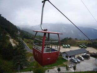 山间红色缆车悬空而立