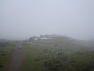 雾中朦胧山丘景观