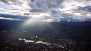 阳光穿透云层照耀大地