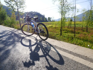 公路骑行者享受户外风景