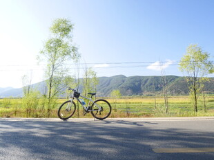 公路上的自行车与自然风光