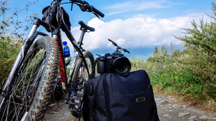 户外骑行装备停在小路上