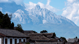 雪山下的静谧村落