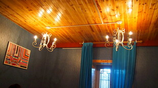 木质吊顶的温馨室内空间