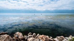 湖畔岩石与澄澈湖水景观