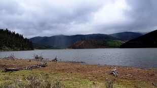 湖畔阴云下的自然景致