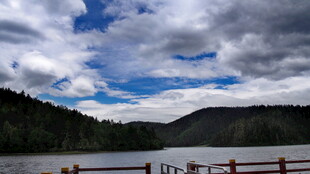 湖畔山景 云漫蓝天