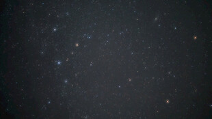 深邃夜空下的点点繁星