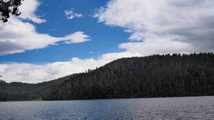 宁静湖畔的蓝天白云青山