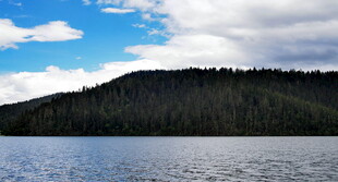湖畔青山蓝天白云美景