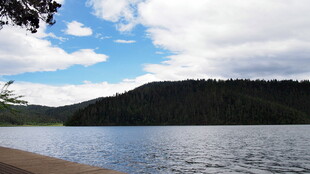 湖畔蓝天青山美景