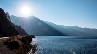 湖畔晨光中的山水美景