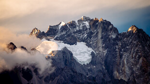 壮丽雪山云海景观