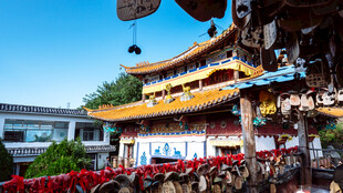古庙宇前的热闹人群场景