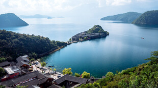 湖畔山村美景